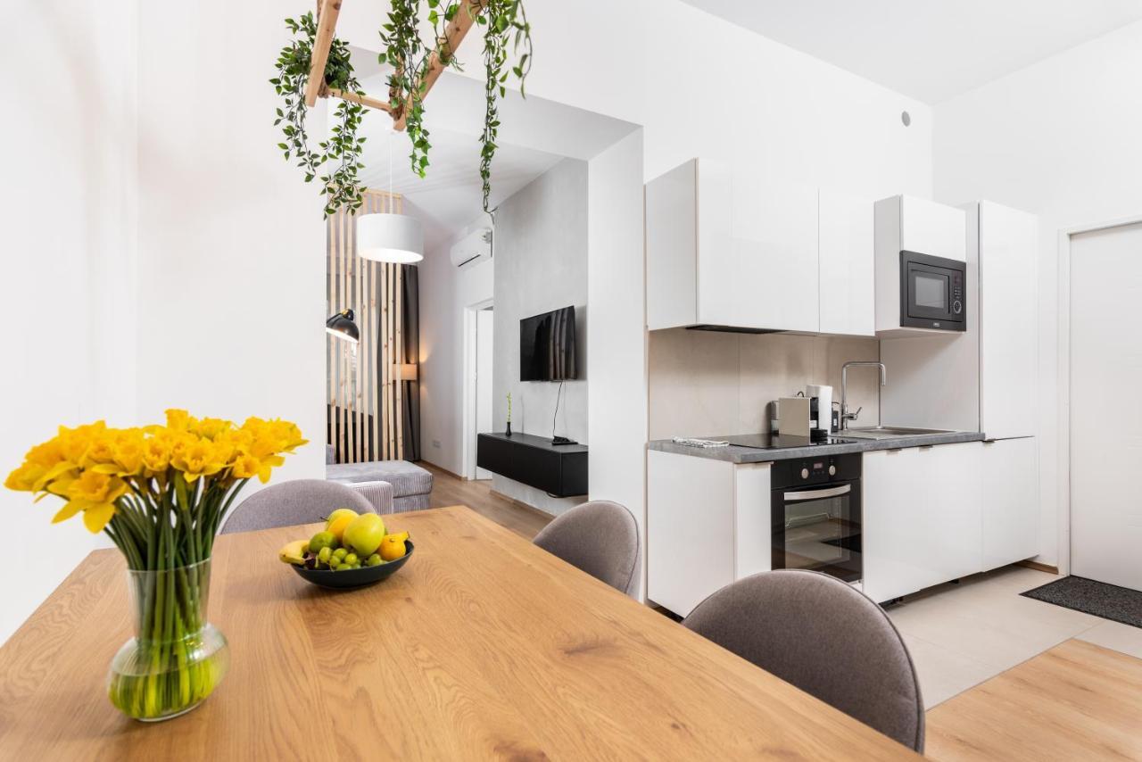 Modern Centrally Located Apartments - By Upstairs Cracóvia Exterior foto
